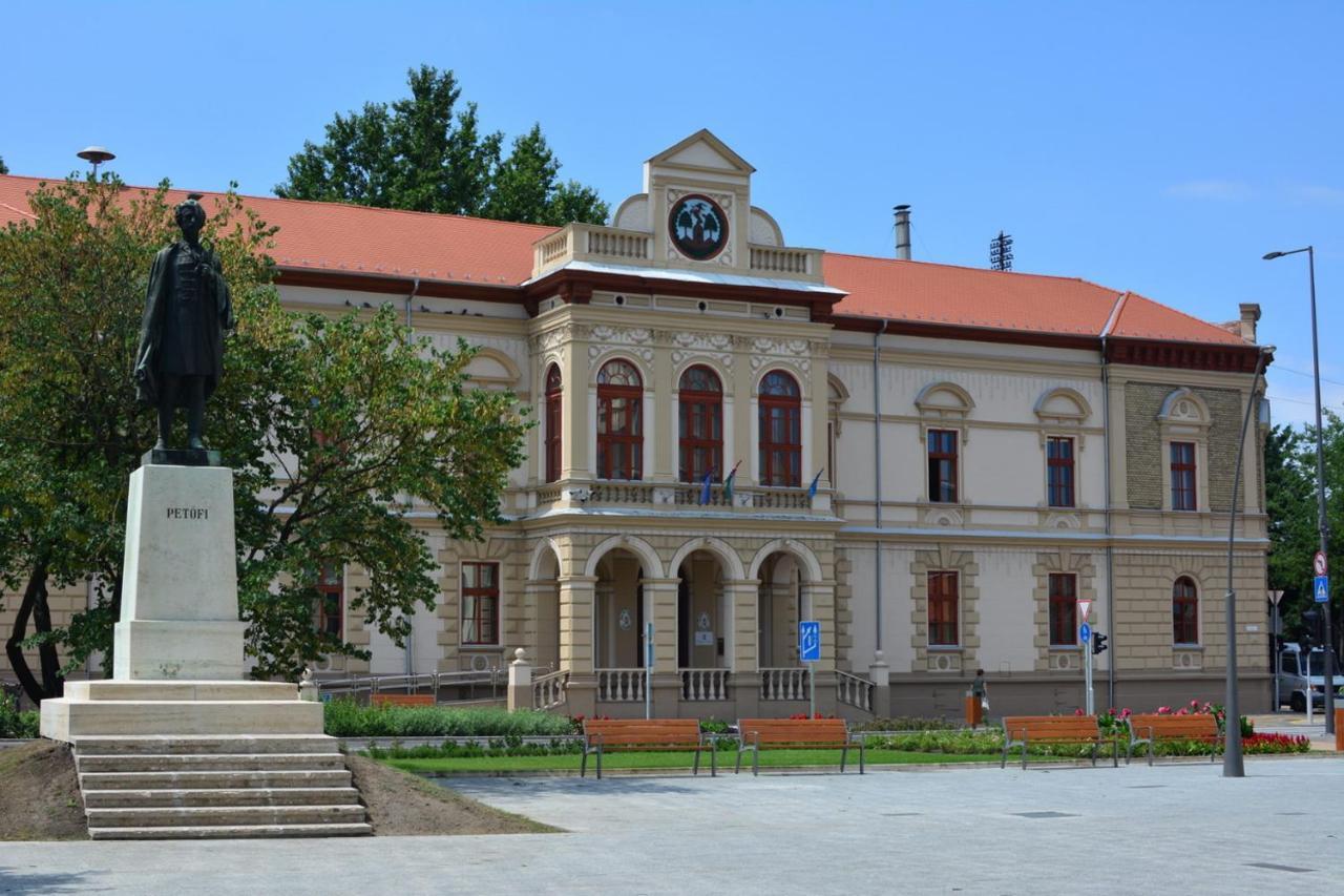 Hotel Csengo Vendeghaz Kiskoros Exterior foto
